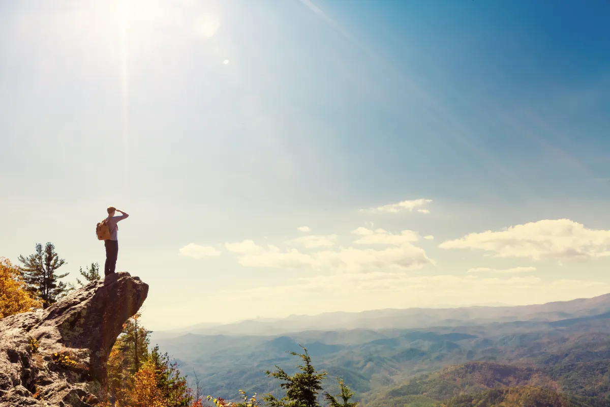 اختيار الطقس المناسب لرحلة التنزه في الجبال