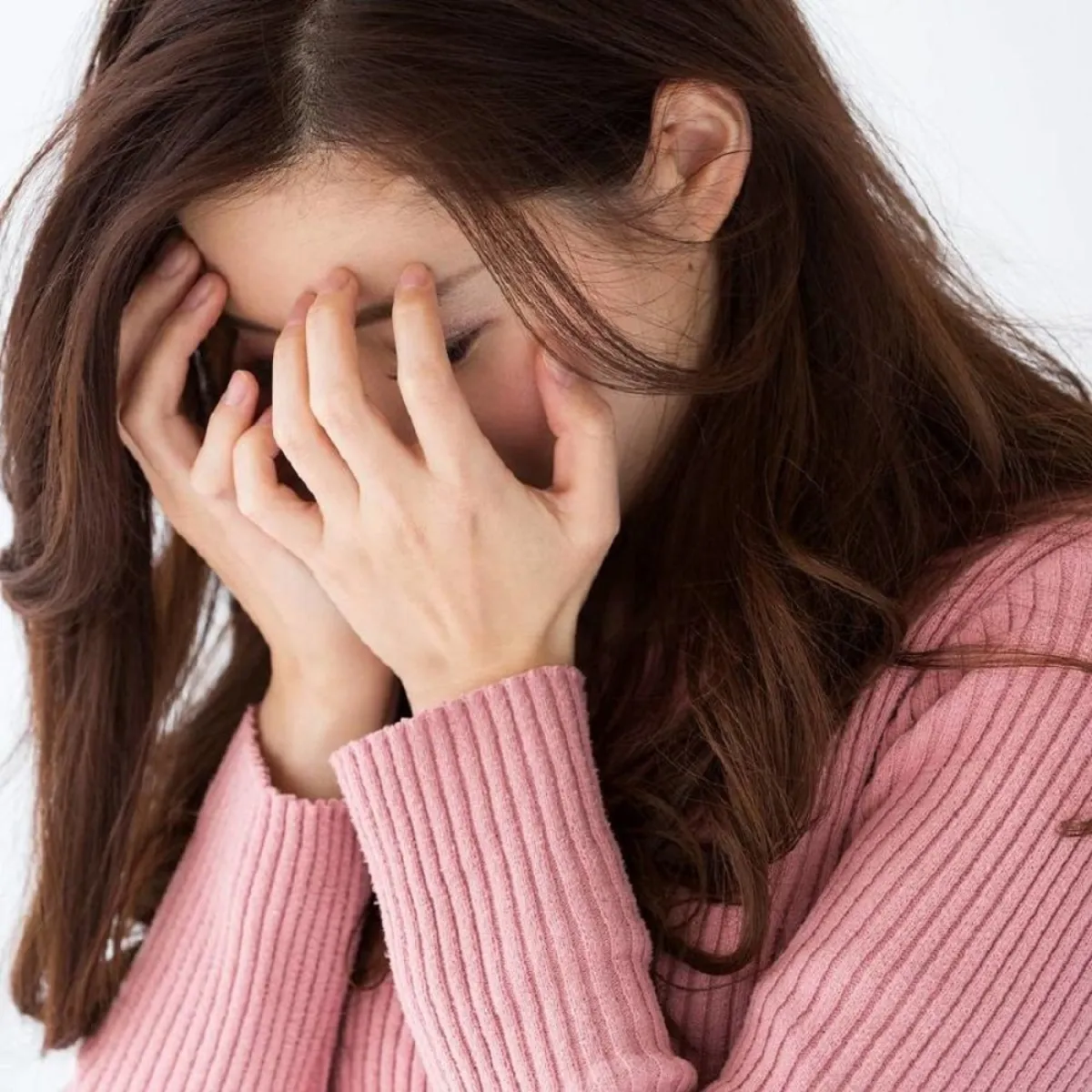 صورة لحامل متأثرة نفسياً من الإجهاض