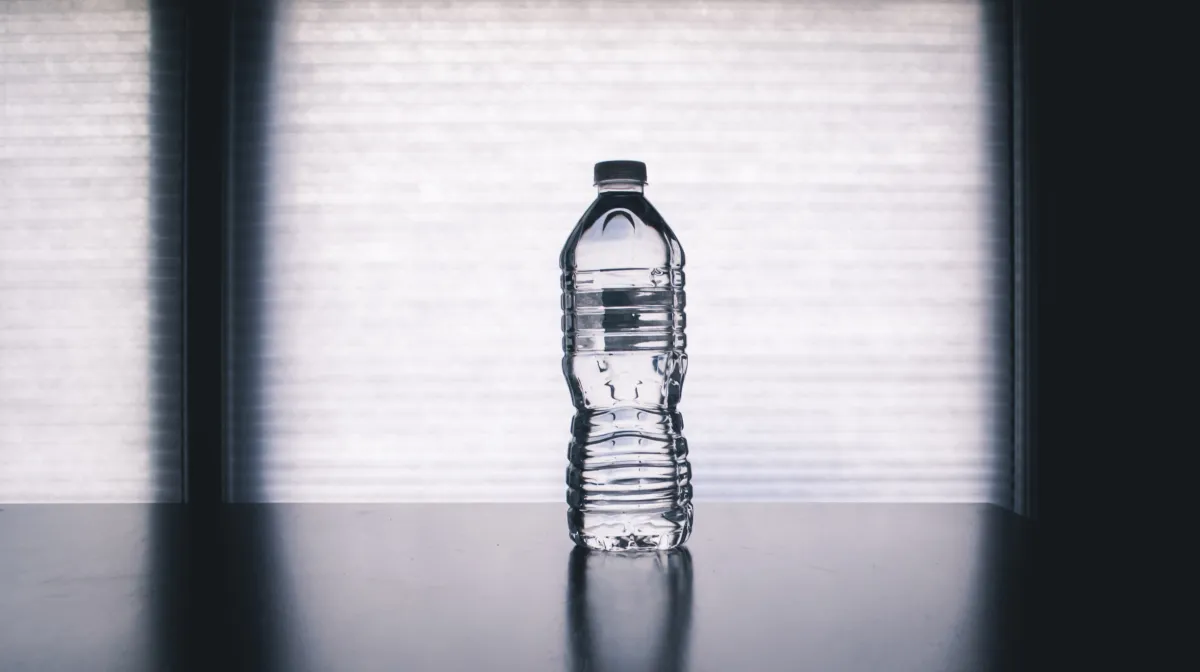خفض استخدام العبوات البلاستيكية. الصورة من موقع unsplash