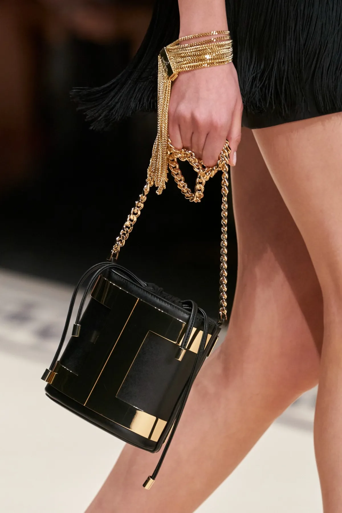 حقيبة مزينة بالسلاسل من إليزابيتا فرانكي Elisabetta Franchi