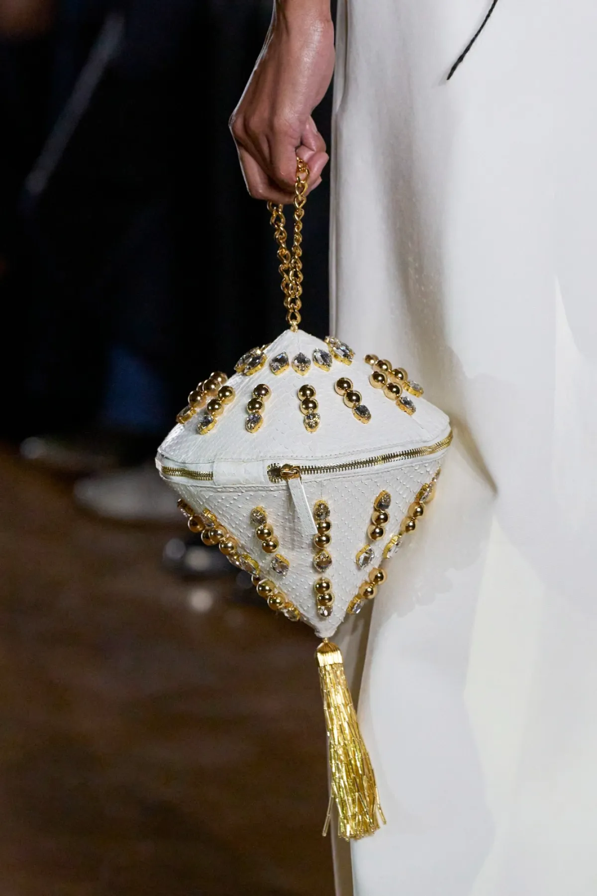 حقيبة بالسلاسل من Maison Sara Chraibi 