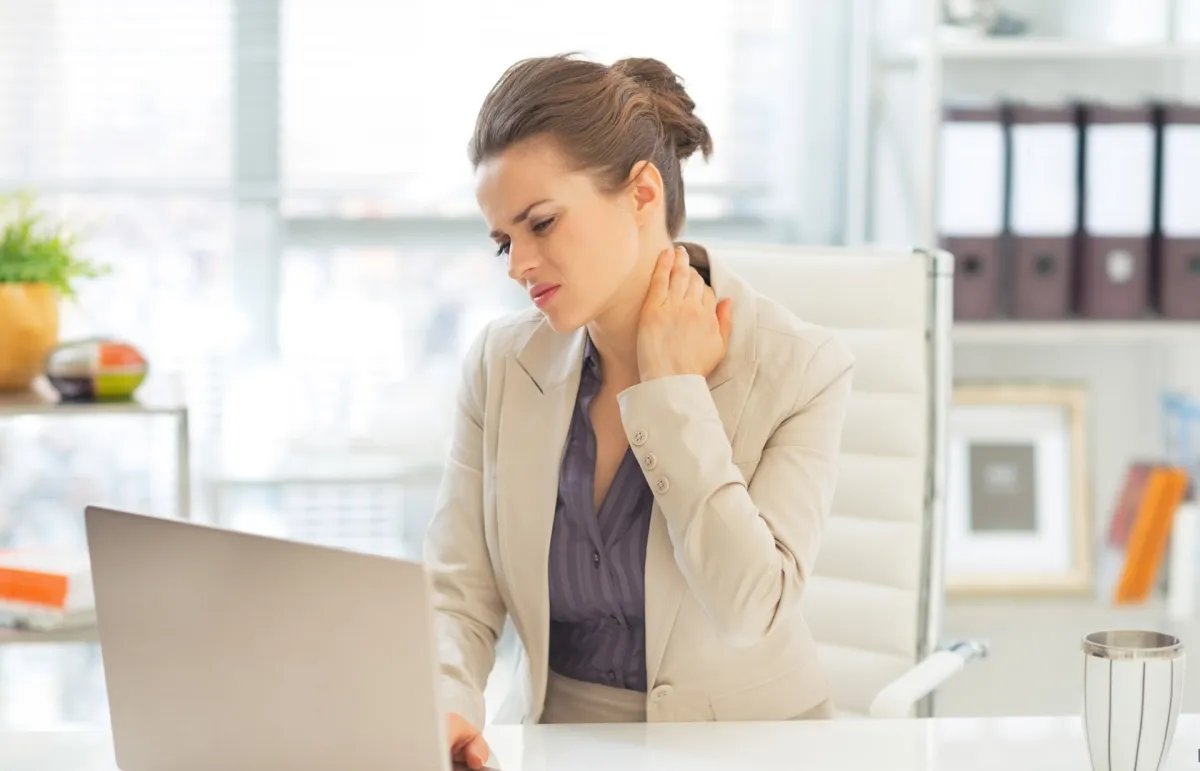 آلام الرقبة المزمنة.. الأسباب والعلاج بالترددات الحرارية