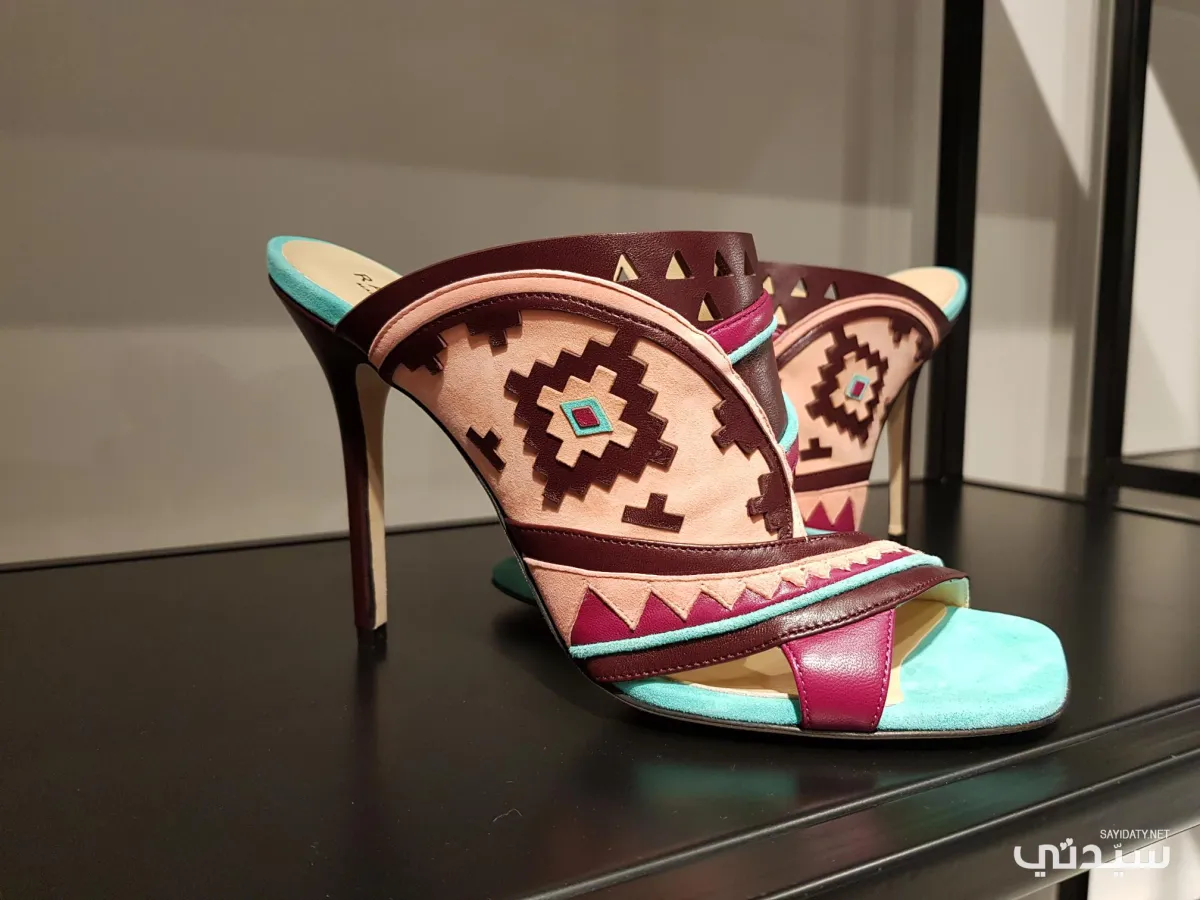 الأحذية صممت بطريقة خاصة أيضاً ومكملة للملابس