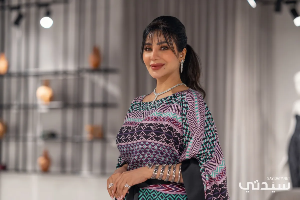 الإعلامية لجين عمران ترتدي طقماً من مجموعة الرميزان الجديدة