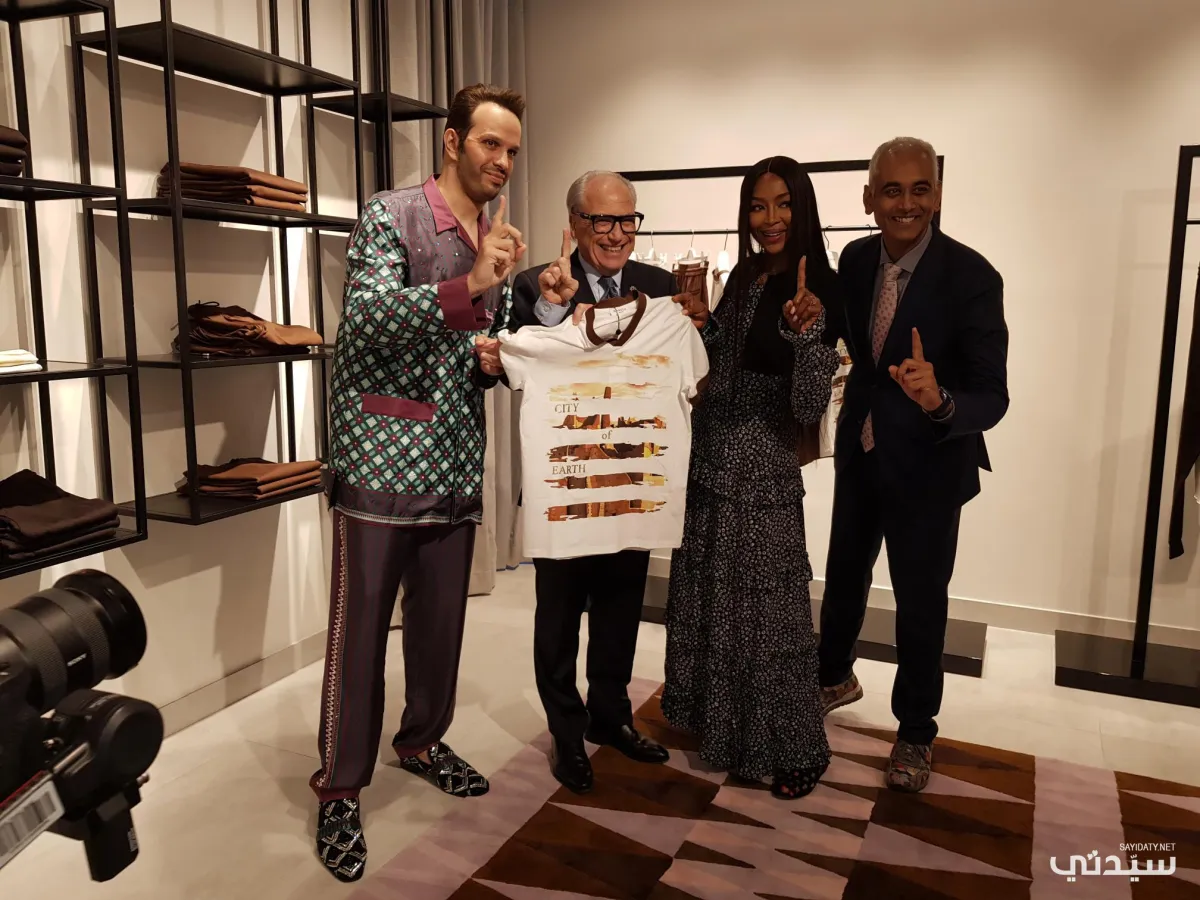 المصمم عبد الرحمن الرميزان مع الرئيس التنفيذي لمجموعة شركة الدرعية جيري انزيريلو، ورئيس قطاع التسويق في الشركة كيران هاسلام وعارضة الأزياء العالمية نعومي كامبل