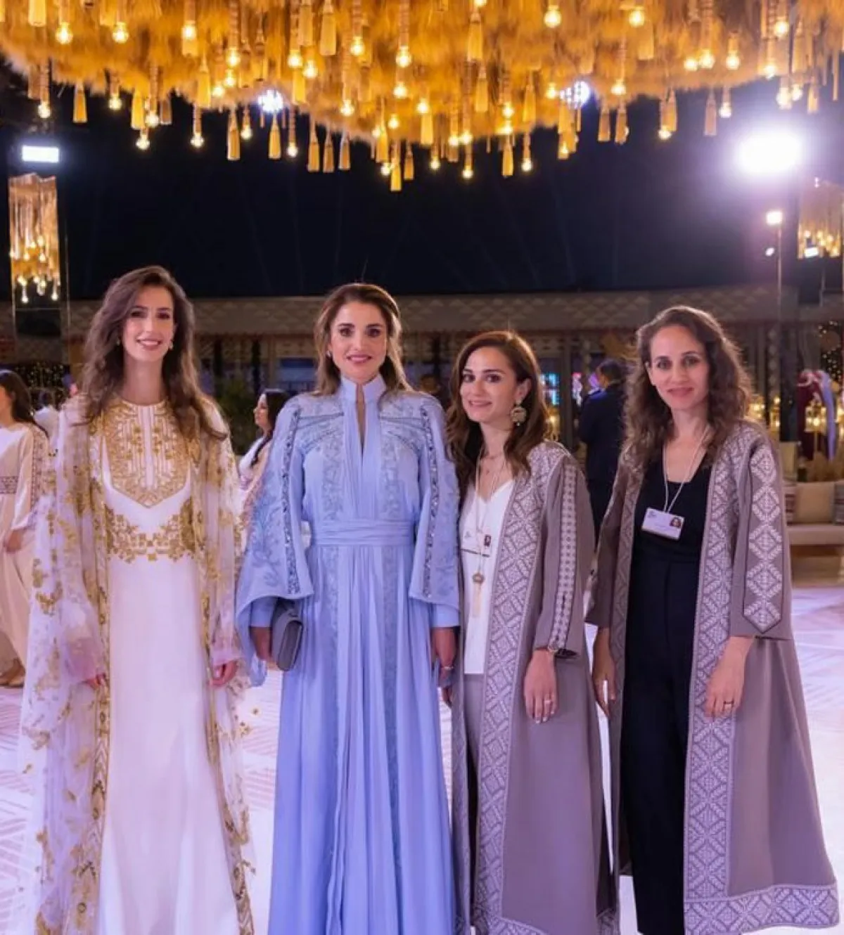 الملكة رانيا العبدالله تتوسط الأميرة رجوة الحسين، والمصممتين علا بدران وفرح حجازي