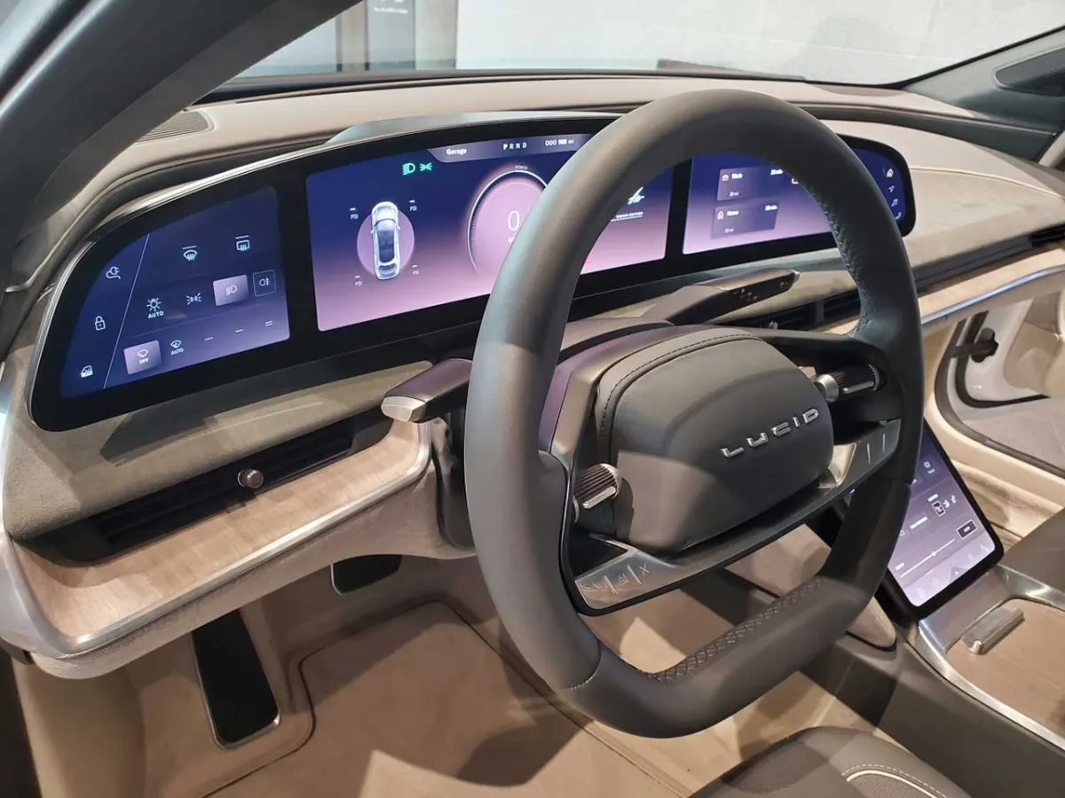 لوسيد اير من الداخل