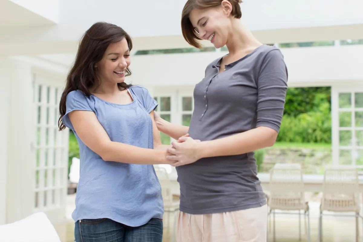 صورة لحامل وصديقتها