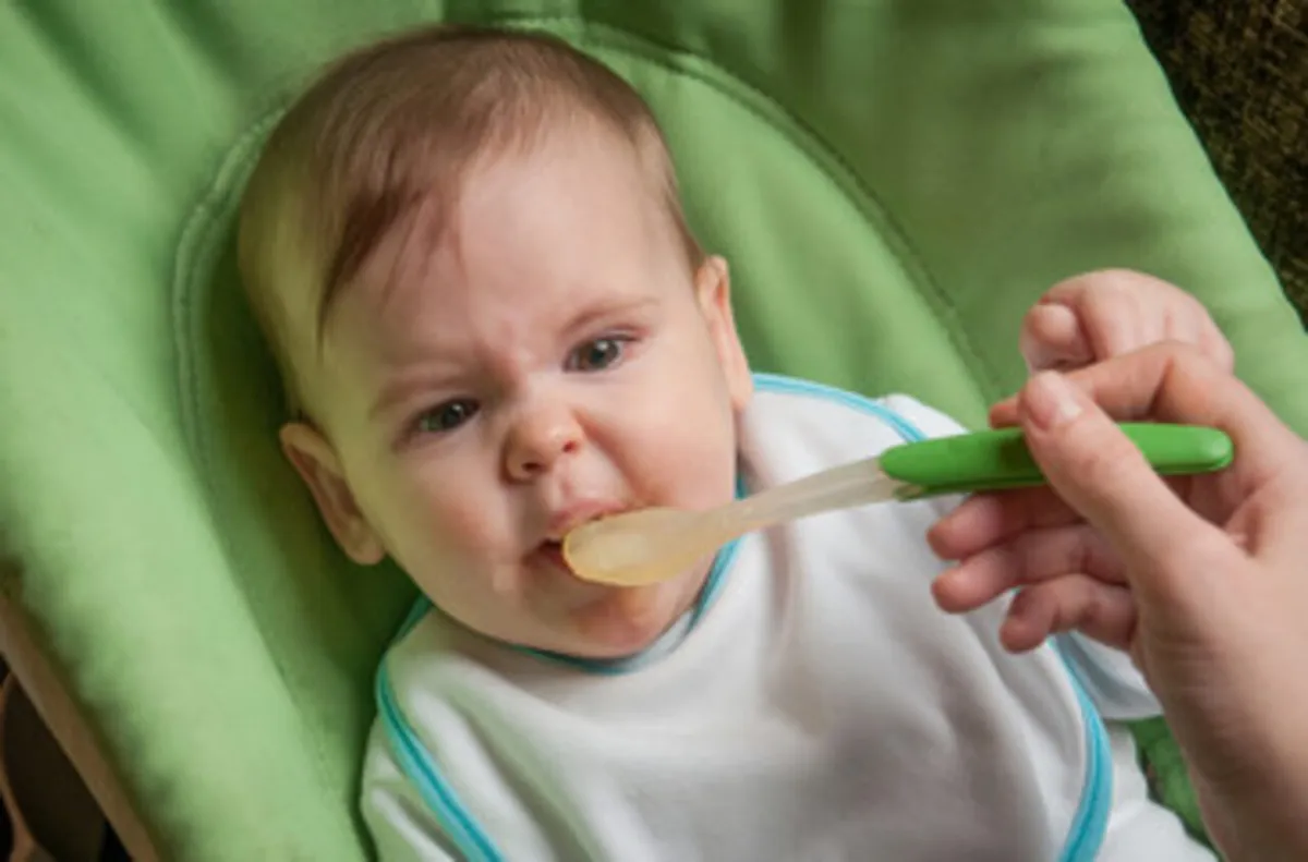 صورة لرضيع يرفض الطعام الصلب