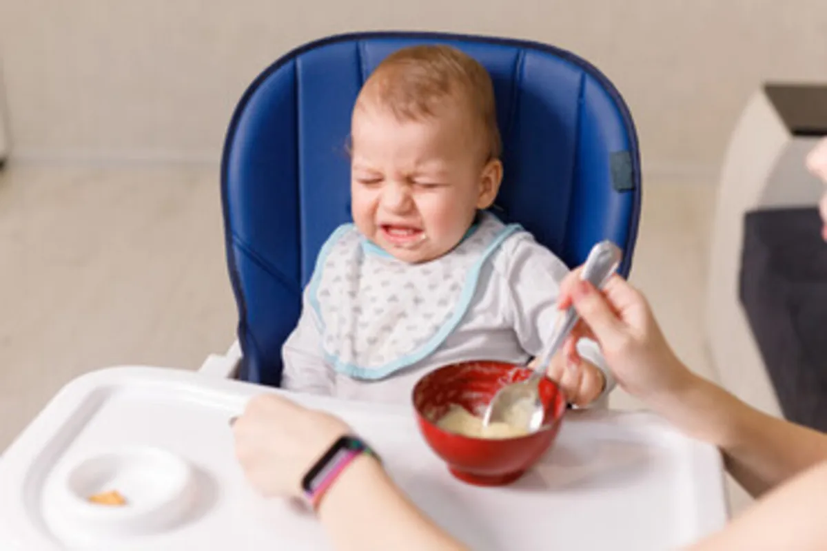 صورة لطفل يرفض نوعا من الطعام الخارجي