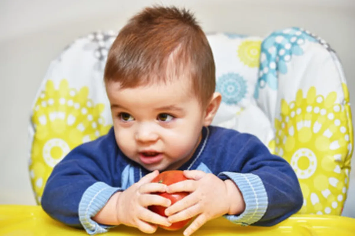 صورة تعبر عن رفض الرضيع للفاكهة