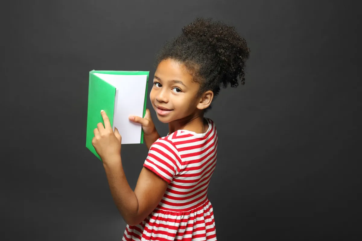 صورة طفلة تقرأ