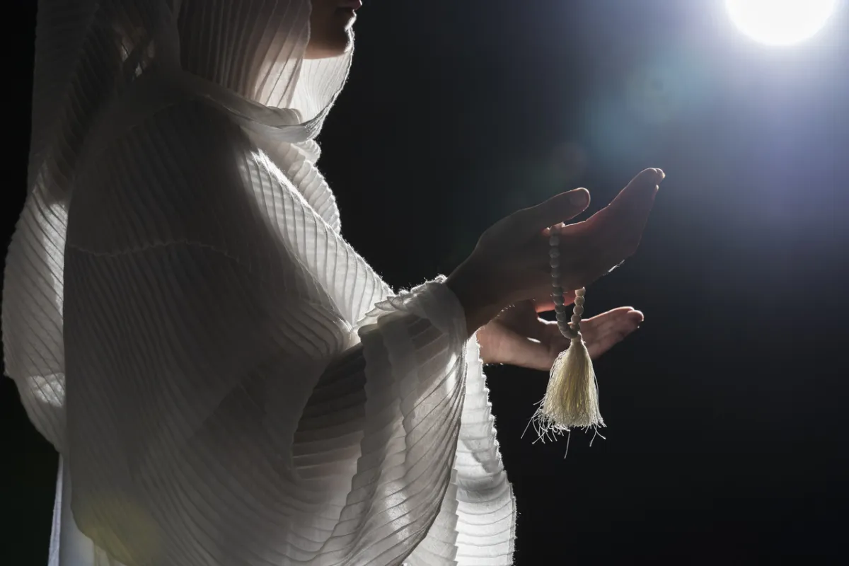 صورة امرأة تدعو