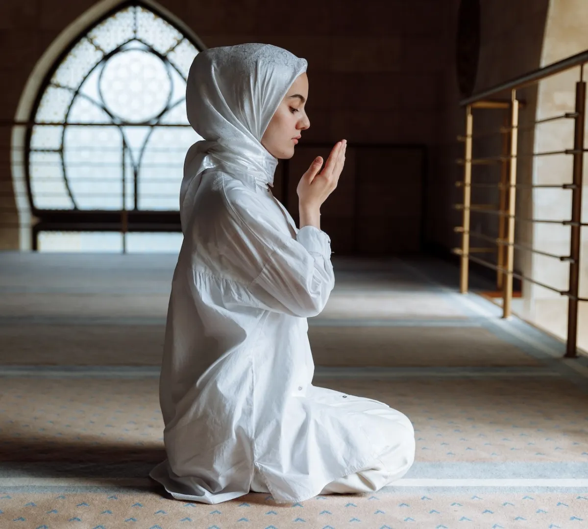 صورة امرأة تدعو