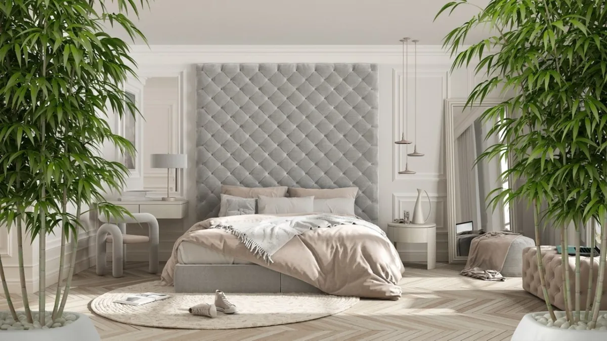 النسيج يكسو الجدار خلف السرير