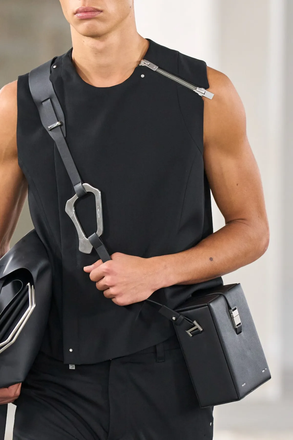 حقيبة كتف.. من هليوت إيميل Heliot Emil