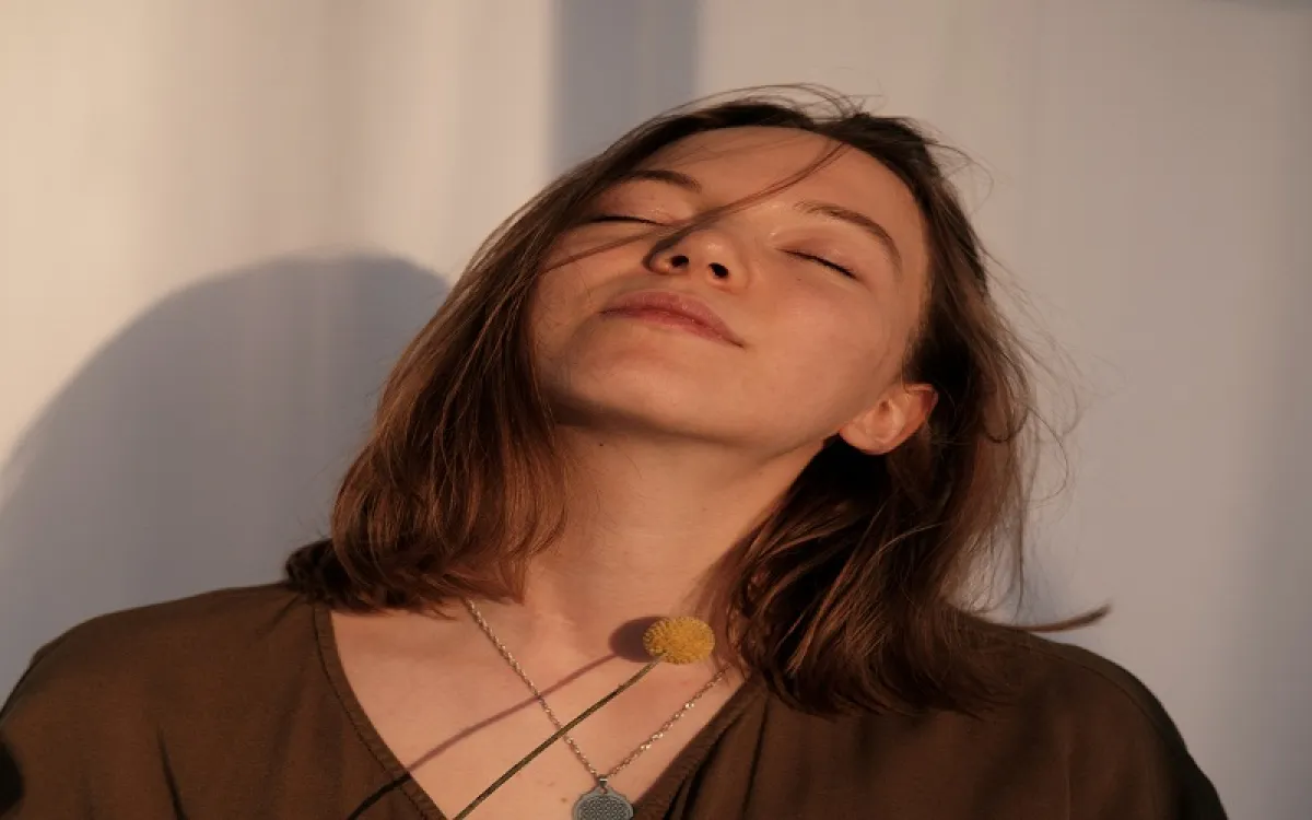 أغمضي عينيك وخذي نفساً عميقاً (المصدر: pexels)