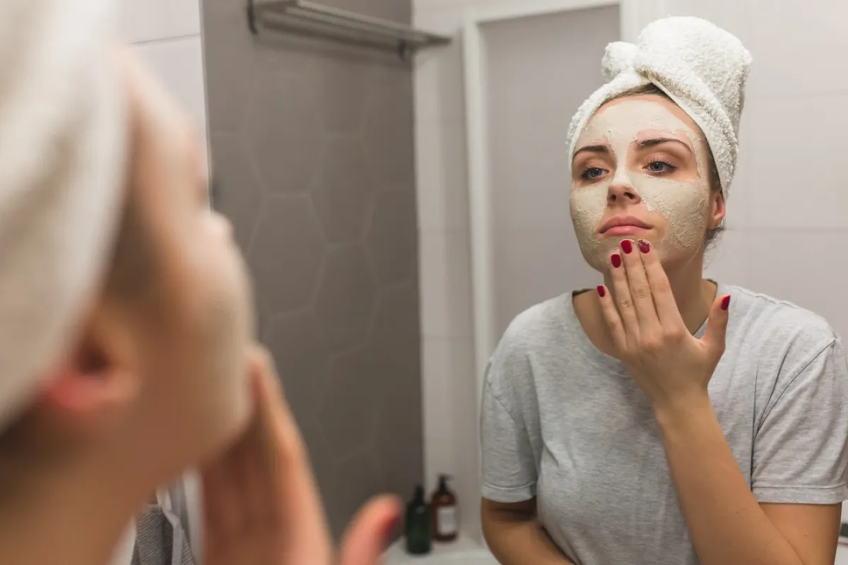 صورة لامرأة تضع ماسك