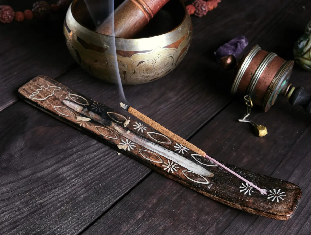 صورة عود من البخور