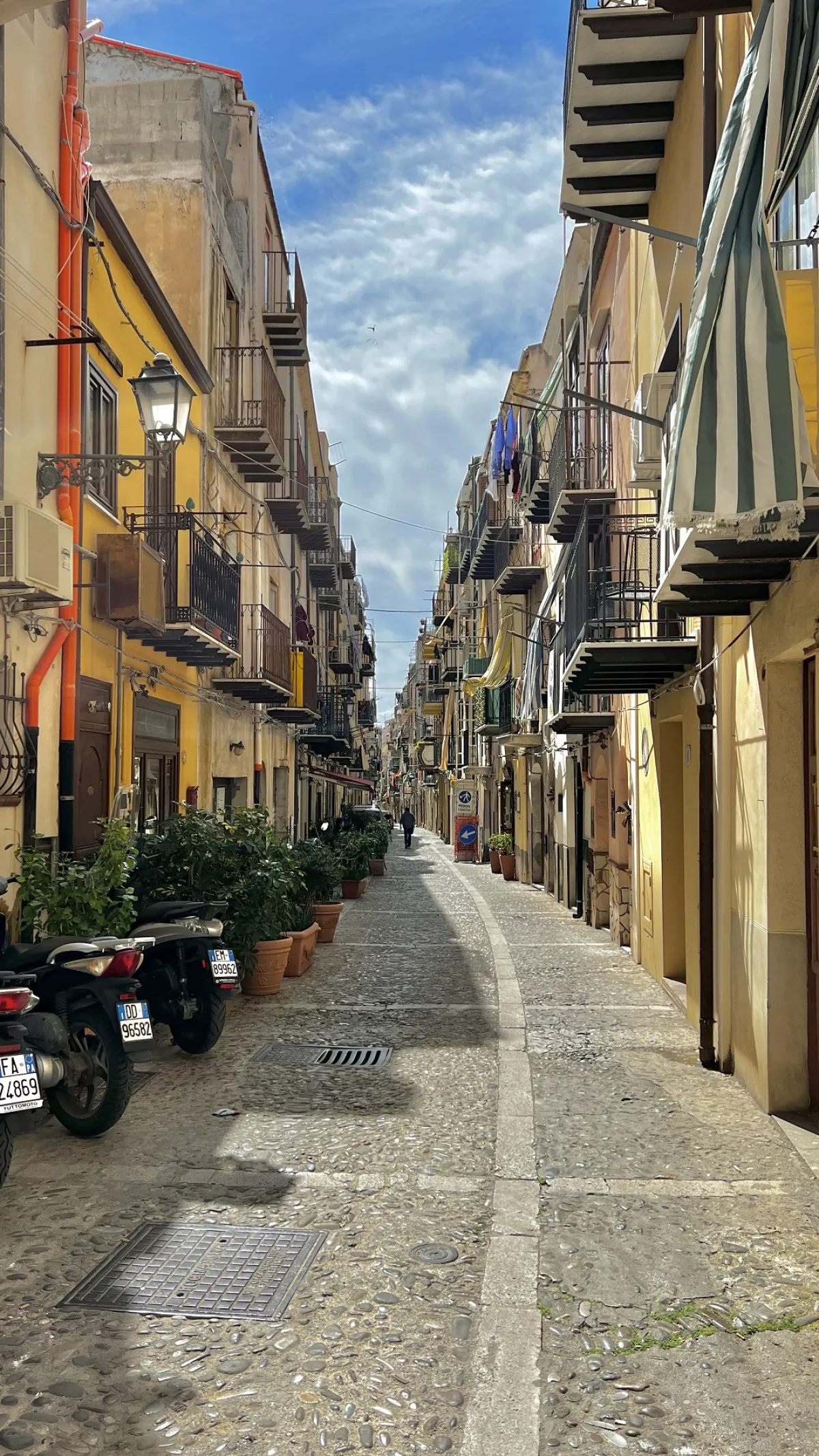 لقطة لأحد الشوارع في جزيرة صقلية   