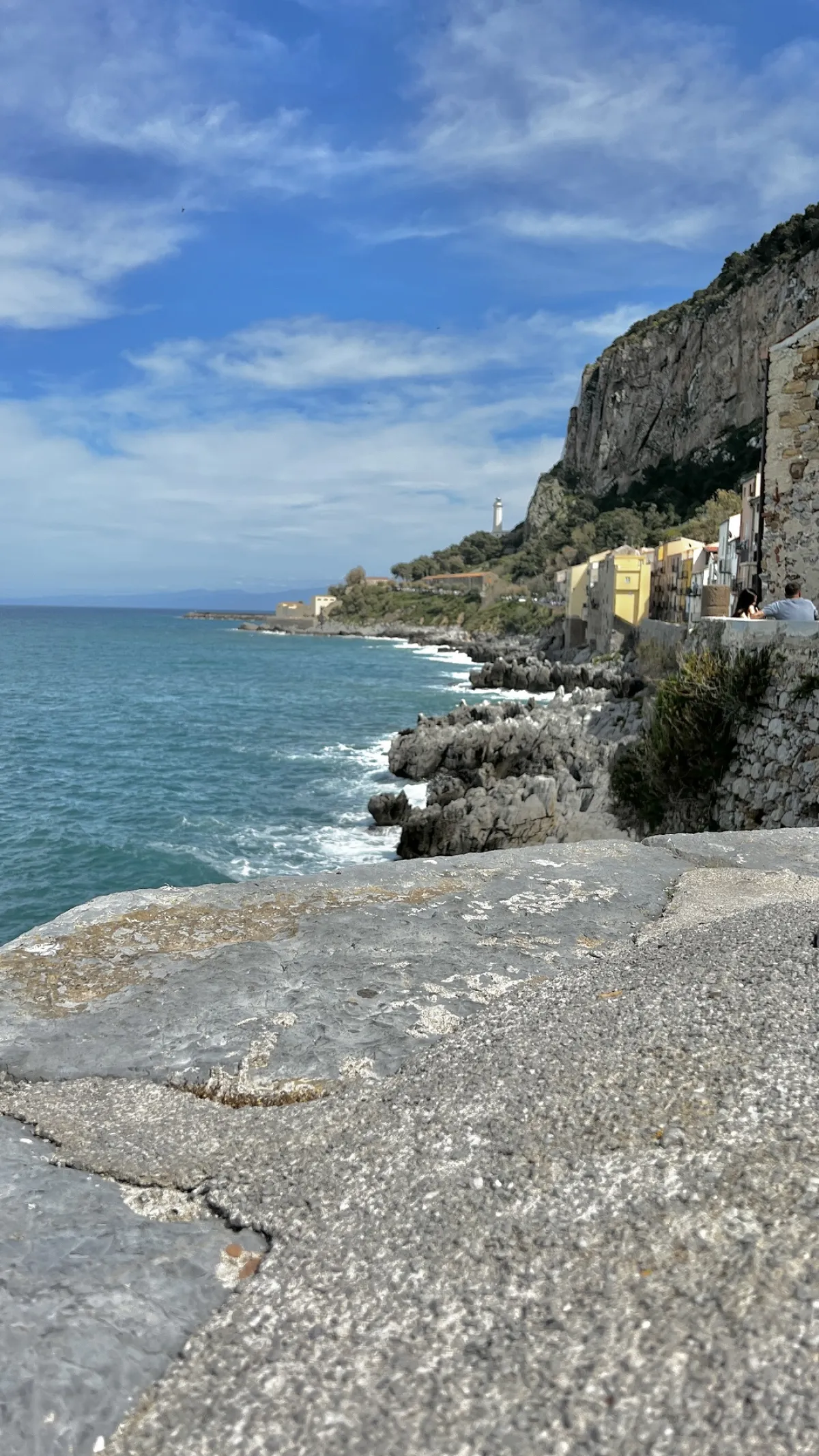 لقطة لأحد شواطئ جزير صقلية 