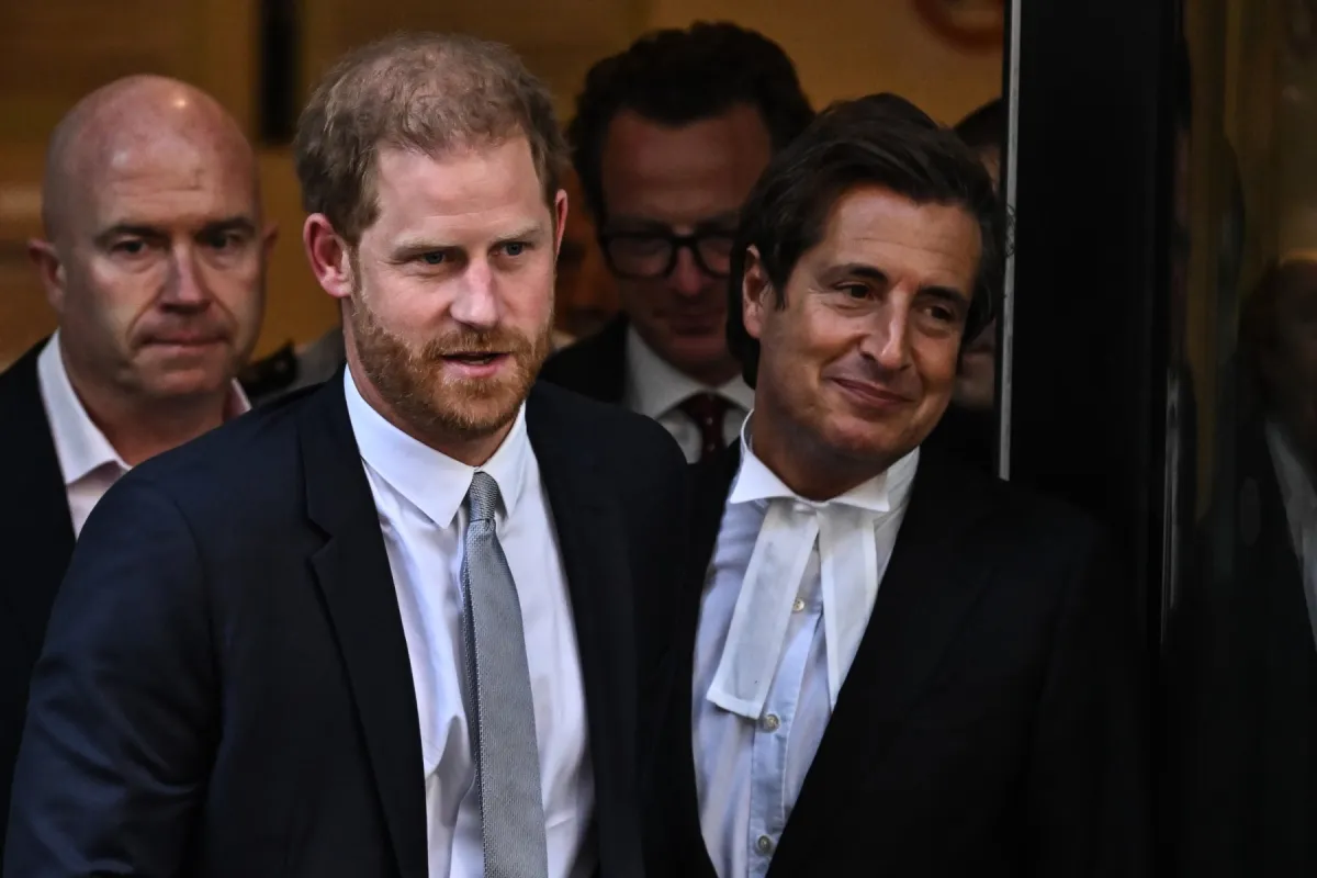 الأمير هاري Prince Harry مع محاميه David Sherborne ديفيد شيربورن أمام المحكمة (مصدر الصورة: Ben Stansall / AFP)