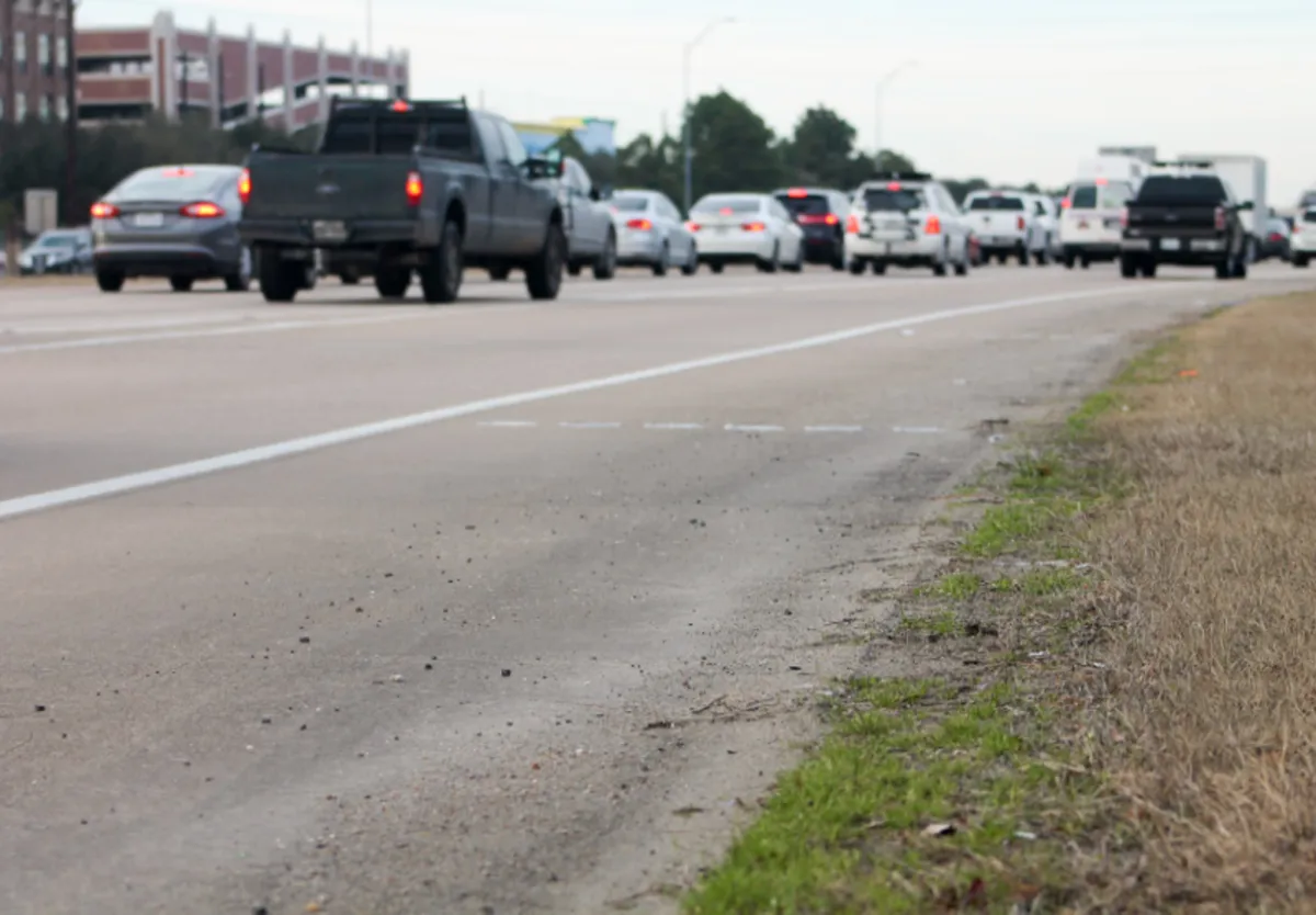 القيادة على أكتاف الطريق 