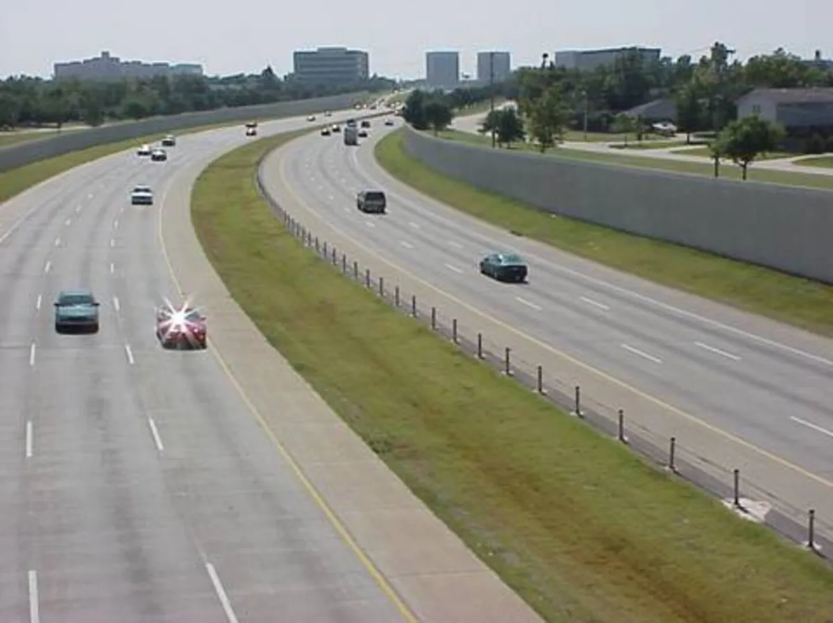 القيادة على أكتاف الطريق 