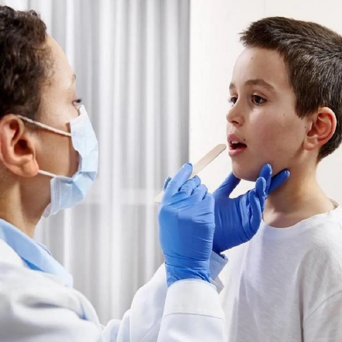 صورة لطفل مريض والطبيب يكشف عليه