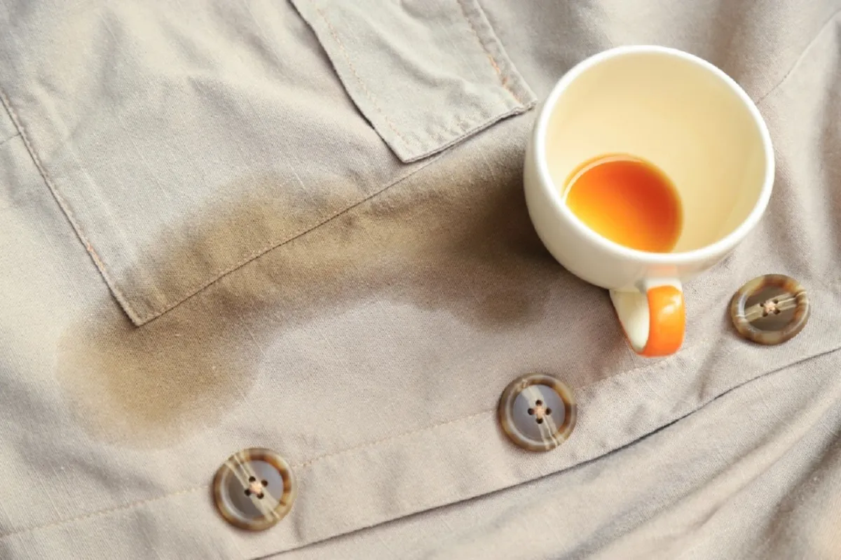 قميص مُلطّخ ببقعة القهوة