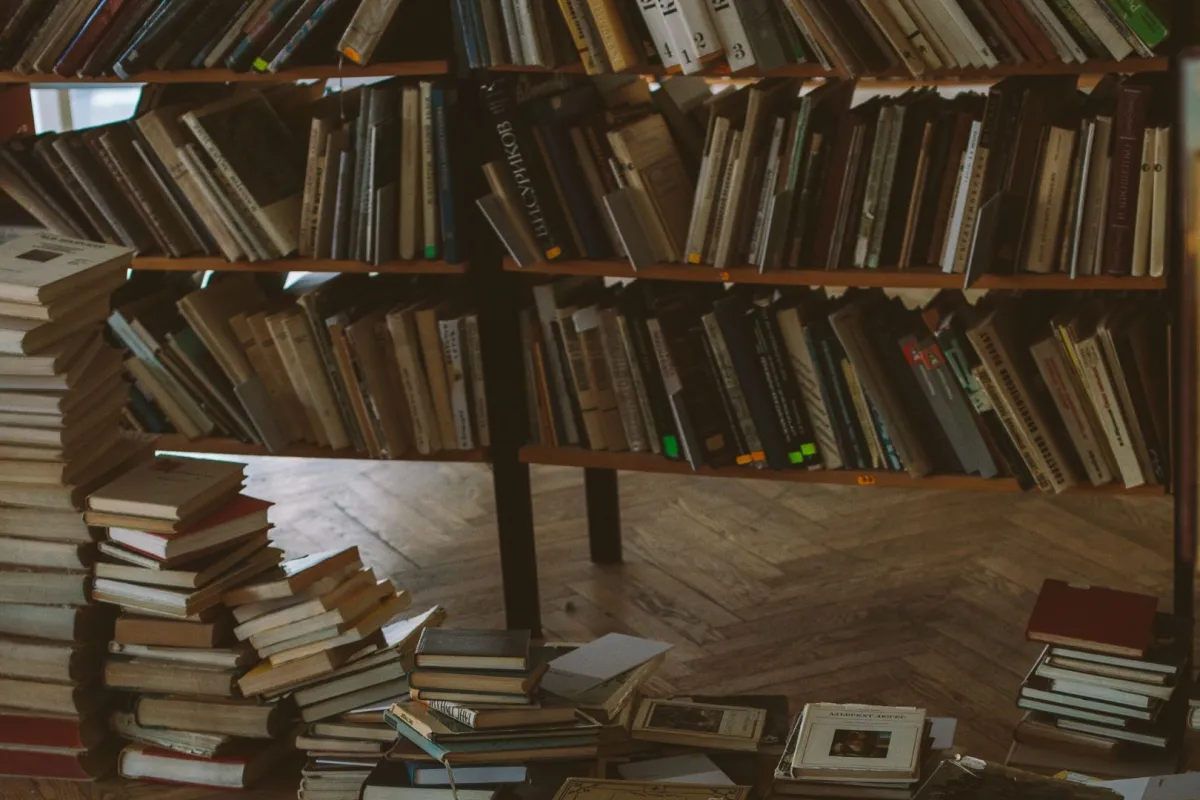 فنان يحول آلاف الكتب لوجوه المشاهير