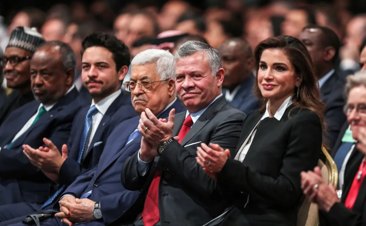 الملكة رانيا، الملك عبد الله، الرئيس الفلسطيني محمود عباس، والأمير الحسين(Queen Rania, King Abdullah II, Palestinian president Mahmoud Abbas, and Prince Hussein). مصدر الصورة:  AFP / Khalil MAZRAAWI