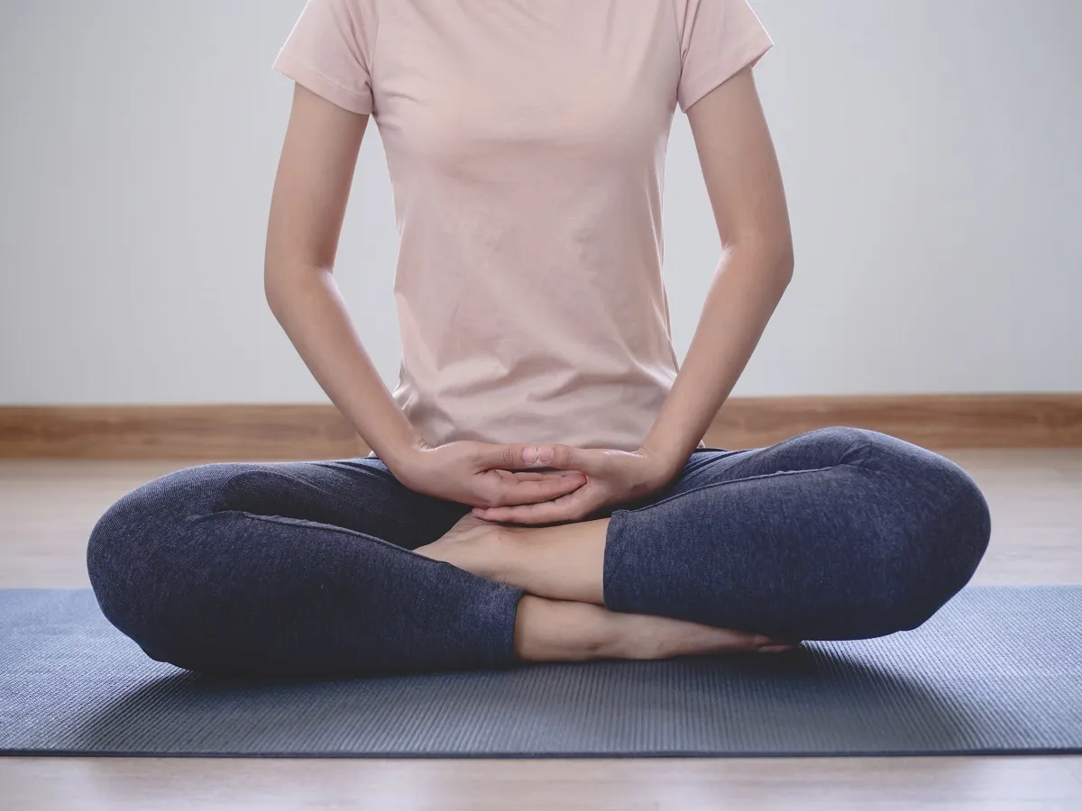 صورة لامرأة تمارس اليوجا