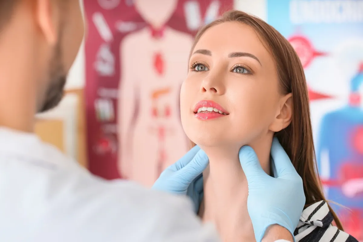 صورة لطبيب يفحص الغدة الدرقية