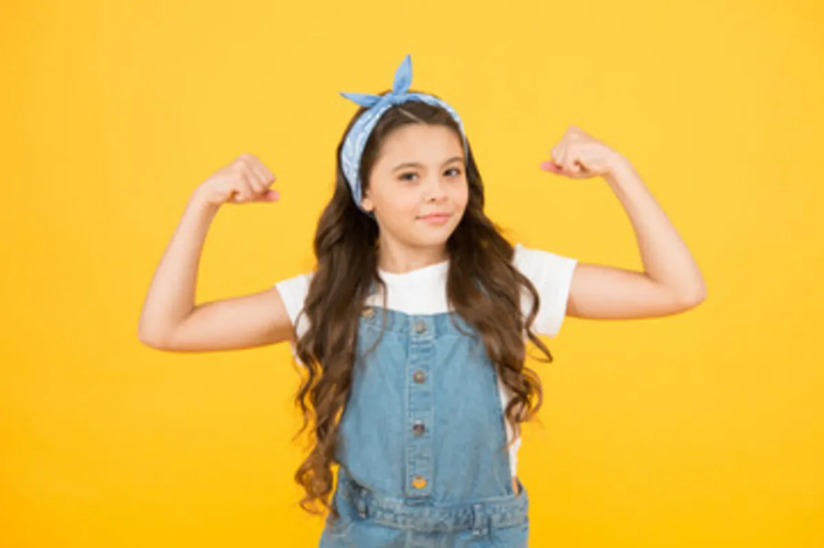 صورة لطفلة لديها أعراض بلوغ طبيعية