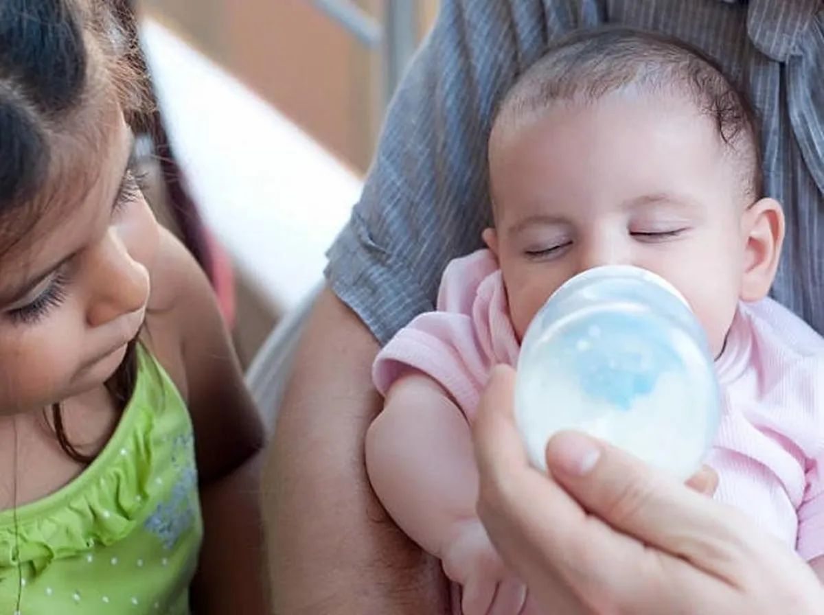 صورة لطفلة تغار من اهتمام الأهل بالطفل