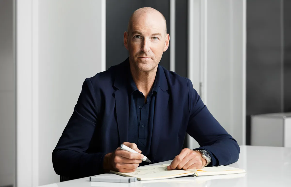 المدير الإبداعي لدار آي دبليو سي شافهاوزن Christian Knoop : للمصمم دور في إعادة التفكير بالمفاهيم الحالية