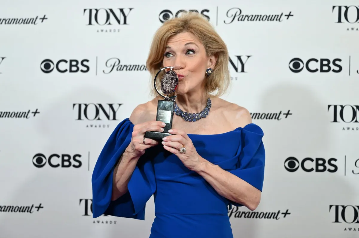 من حفل توزيع جوائز توني: فيكتوريا كلارك (Victoria Clark). مصدر الصورة: ANGELA WEISS / AFP