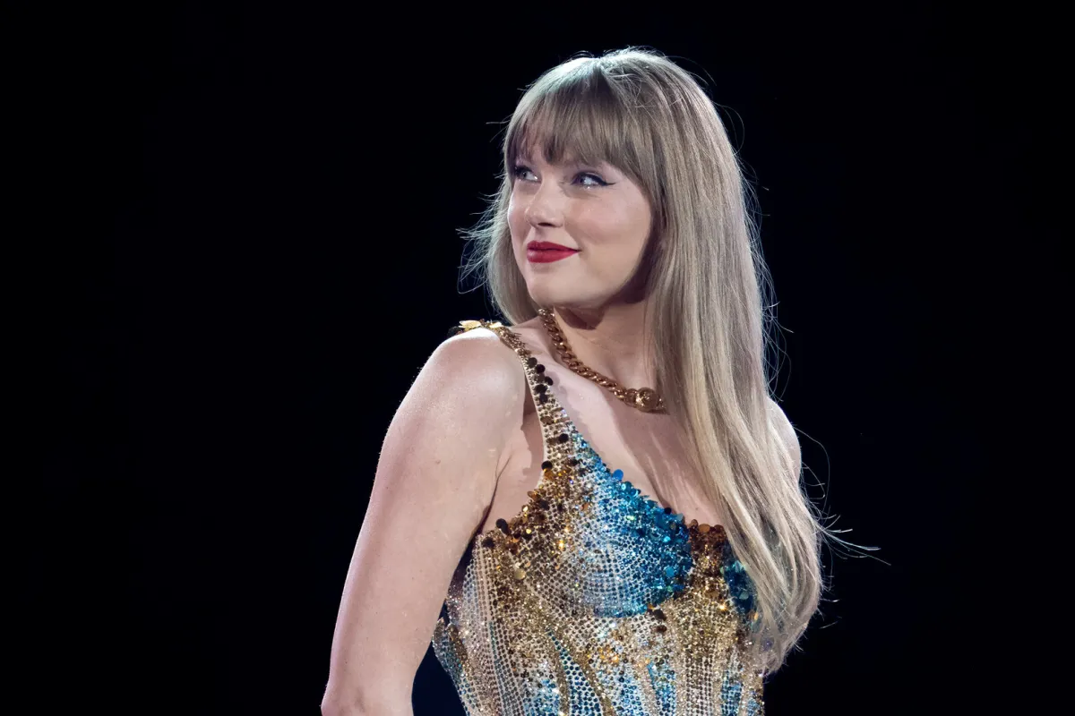 تايلور سويفت Taylor Swift على المسرح (مصدر الصورة: SUZANNE CORDEIRO / AFP)