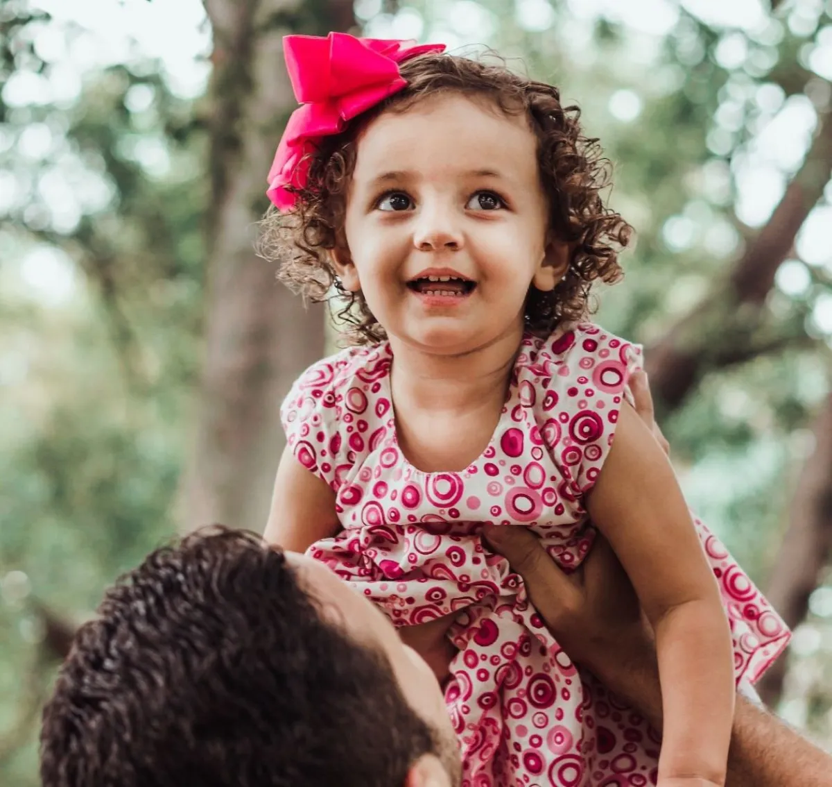 صورة أب يحمل ابنه