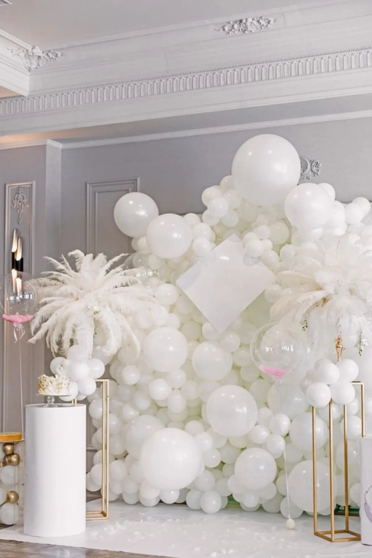 البالونات تُزين أحد جدران قاعة حفل الزفاف المغلقة