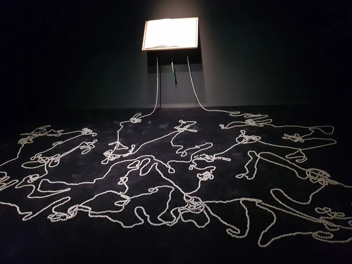 عمل للفنان فايق أحمد بعنوان الألف والإيقاع