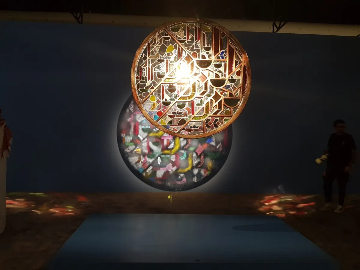 عمل للفنانة سارة أوهاتو بعنوان النور