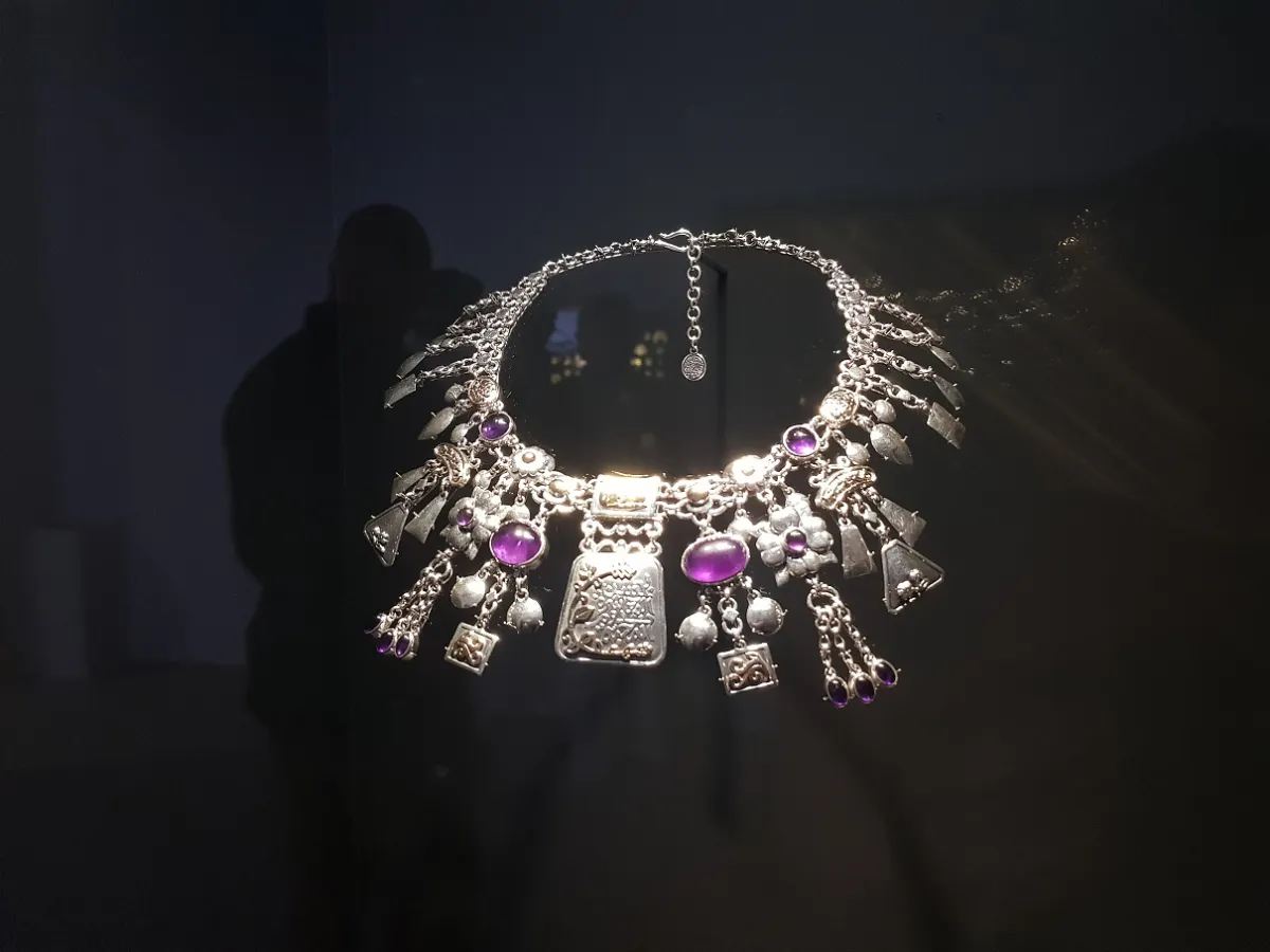 من الأعمال المعروضة للفنانة عزة فهمي بعنوان قصائد حول العنق