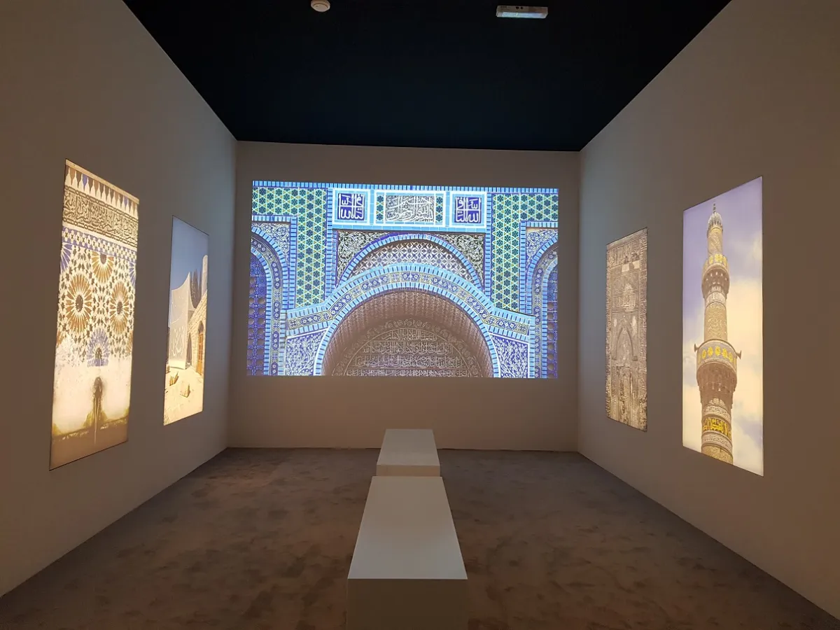 من الأعمال الفنية المعروضة وتستعرض مساجد ومعالم إسلامية معروفة