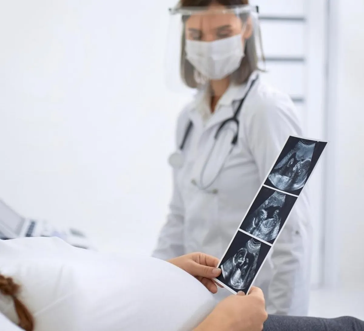 صورة لحامل تطالع صور الجنين