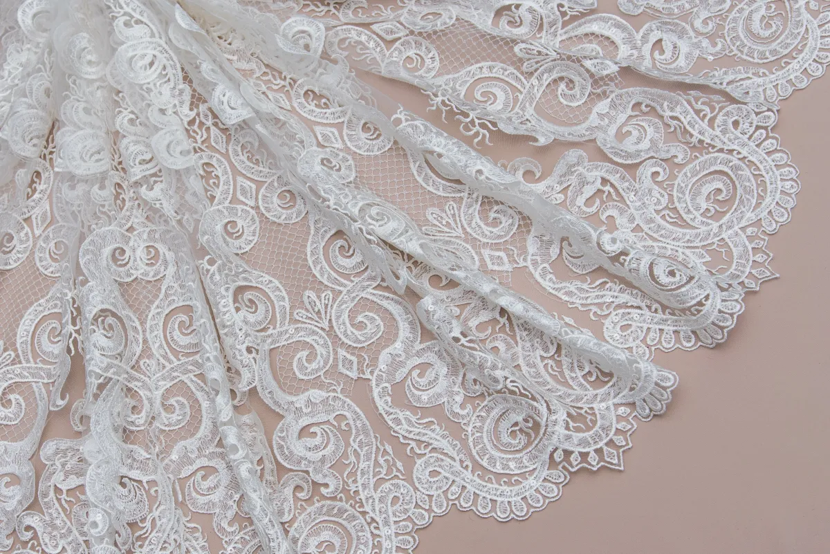 كيفية إزالة البقع الصفر من الفساتين الدانتيل البيض؟