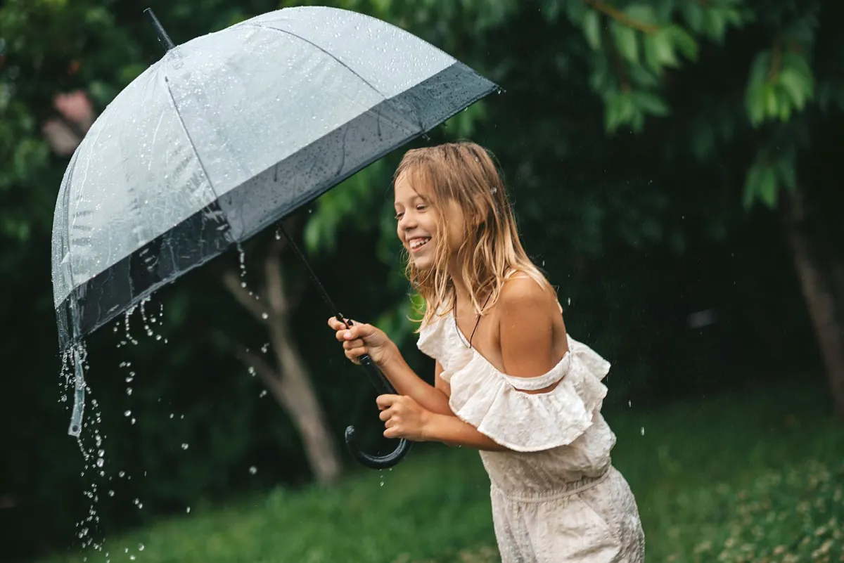 عارضات أزياء واجهن الأمطار بهذه الطريقة