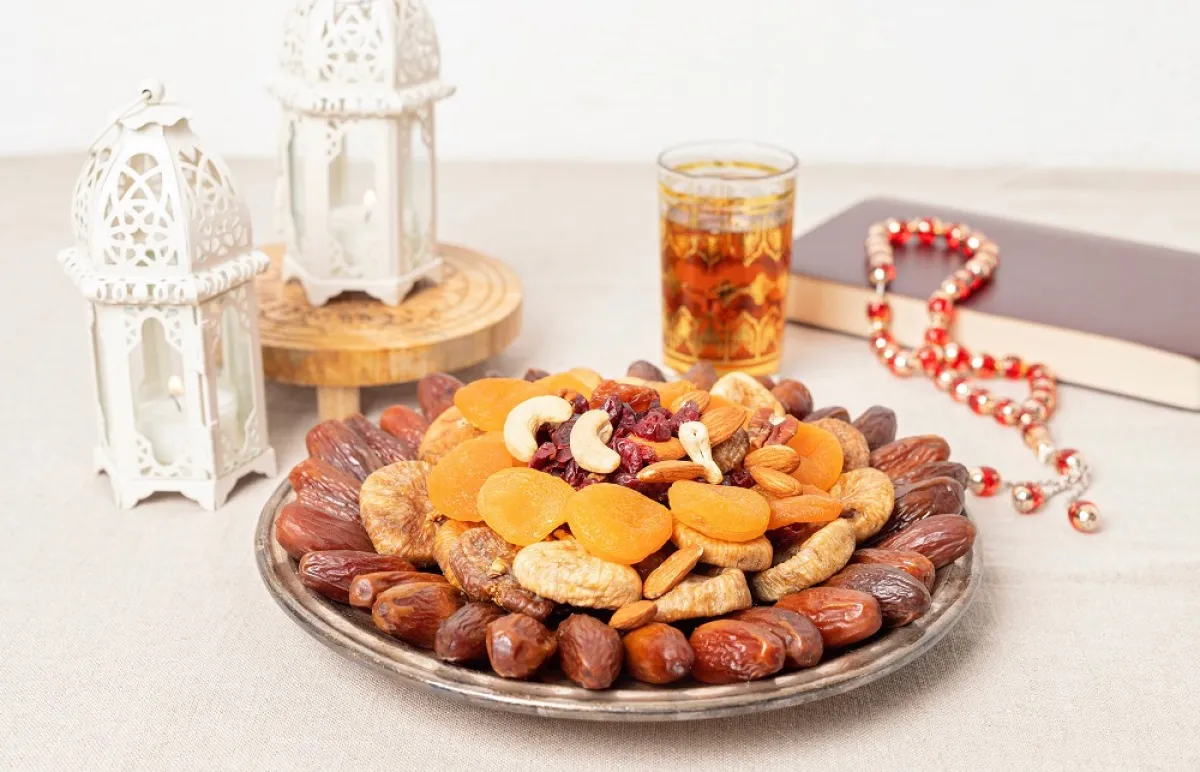 الإكثار من تناول الوجبات الخفيفة كالتمر (المصدر: Shutterstock)