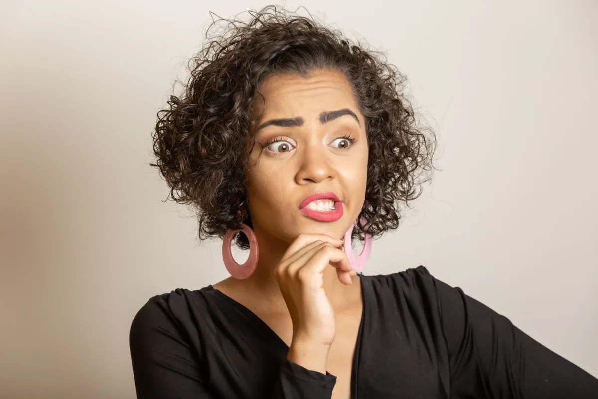 صورة لامرأة مترددة من الخوف